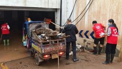 分秒必争清淤清扫 全力恢复城市